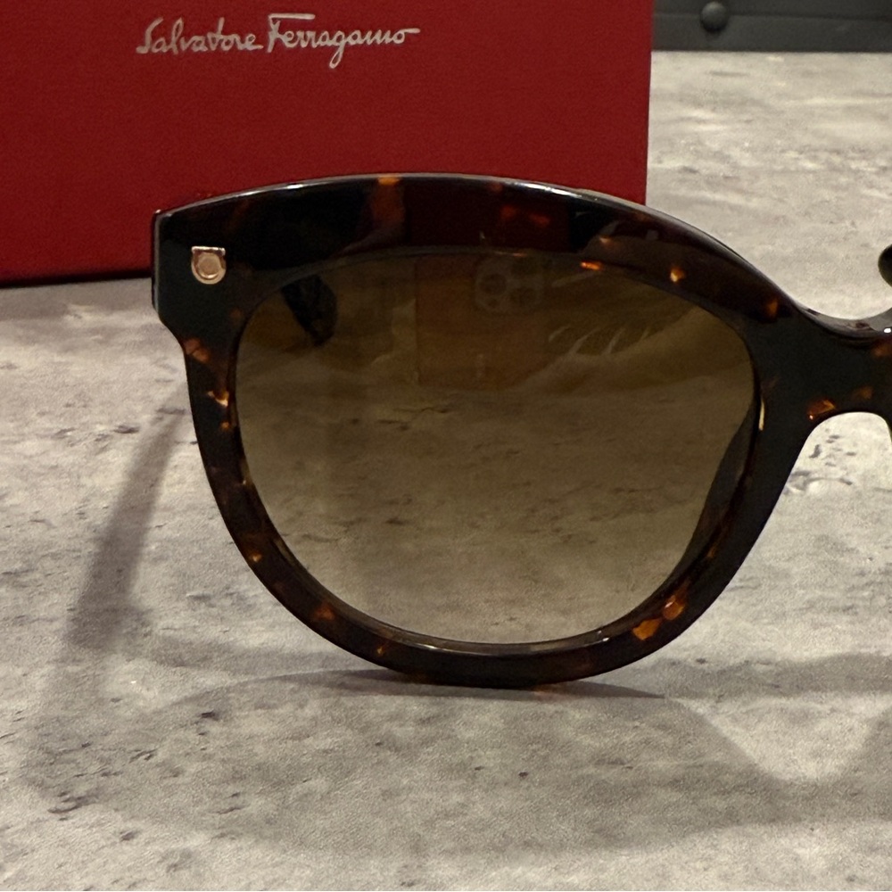 ✨ Salvatore Ferragamo Sunglasses – SFG418 Tortoise/Brown Gradient ✨ NEW! Cat Eye - Picture 9 of 16